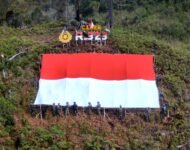 Satgas Yonif 323 Buaya Putih Kibarkan Bendera Raksasa di Atas Ketinggian Bukit Cakra Papua