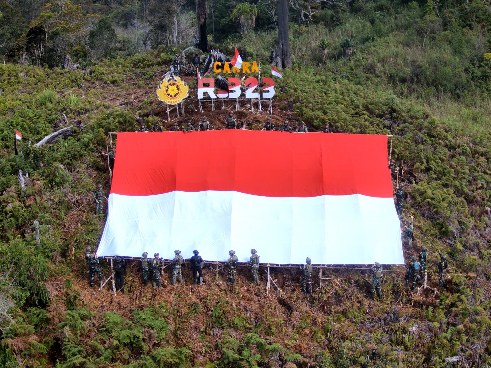Satgas Yonif 323 Buaya Putih Kibarkan Bendera Raksasa di Atas Ketinggian Bukit Cakra Papua Satgas Yonif 323 Buaya Putih Kibarkan Bendera Raksasa di Atas Ketinggian Bukit Cakra Papua