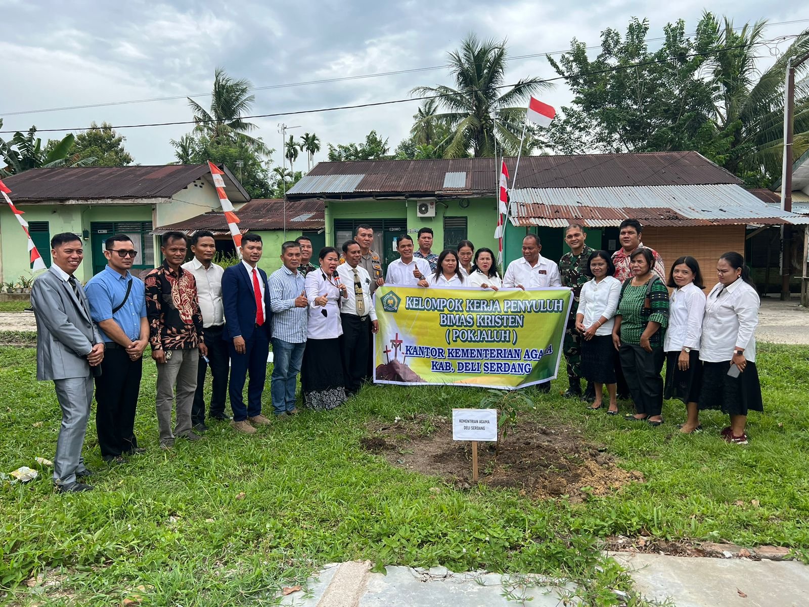 Danyonif 121/MK Bersama Kementrian Agama Deli Serdang Gelar Penghijauan Di Wilayah Galang