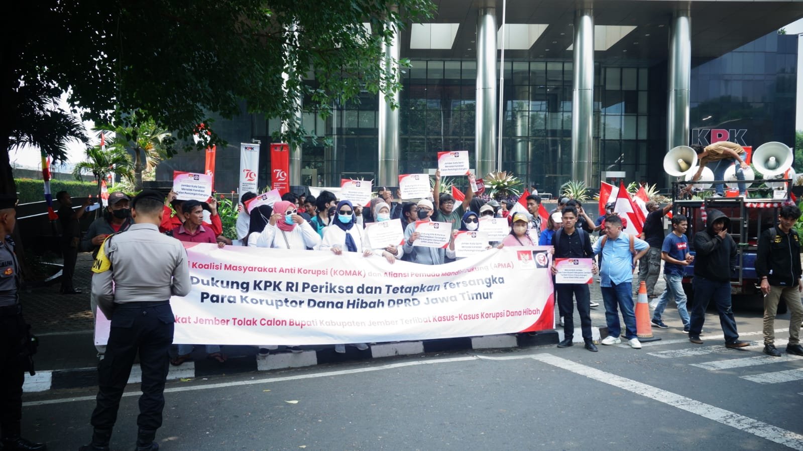 Koalisi Masyarakat Anti Korupsi Desak KPK Usut Tuntas Kasus Dana Hibah DPRD Jawa Timur Koalisi Masyarakat Anti Korupsi Desak KPK Usut Tuntas Kasus Dana Hibah DPRD Jawa Timur
