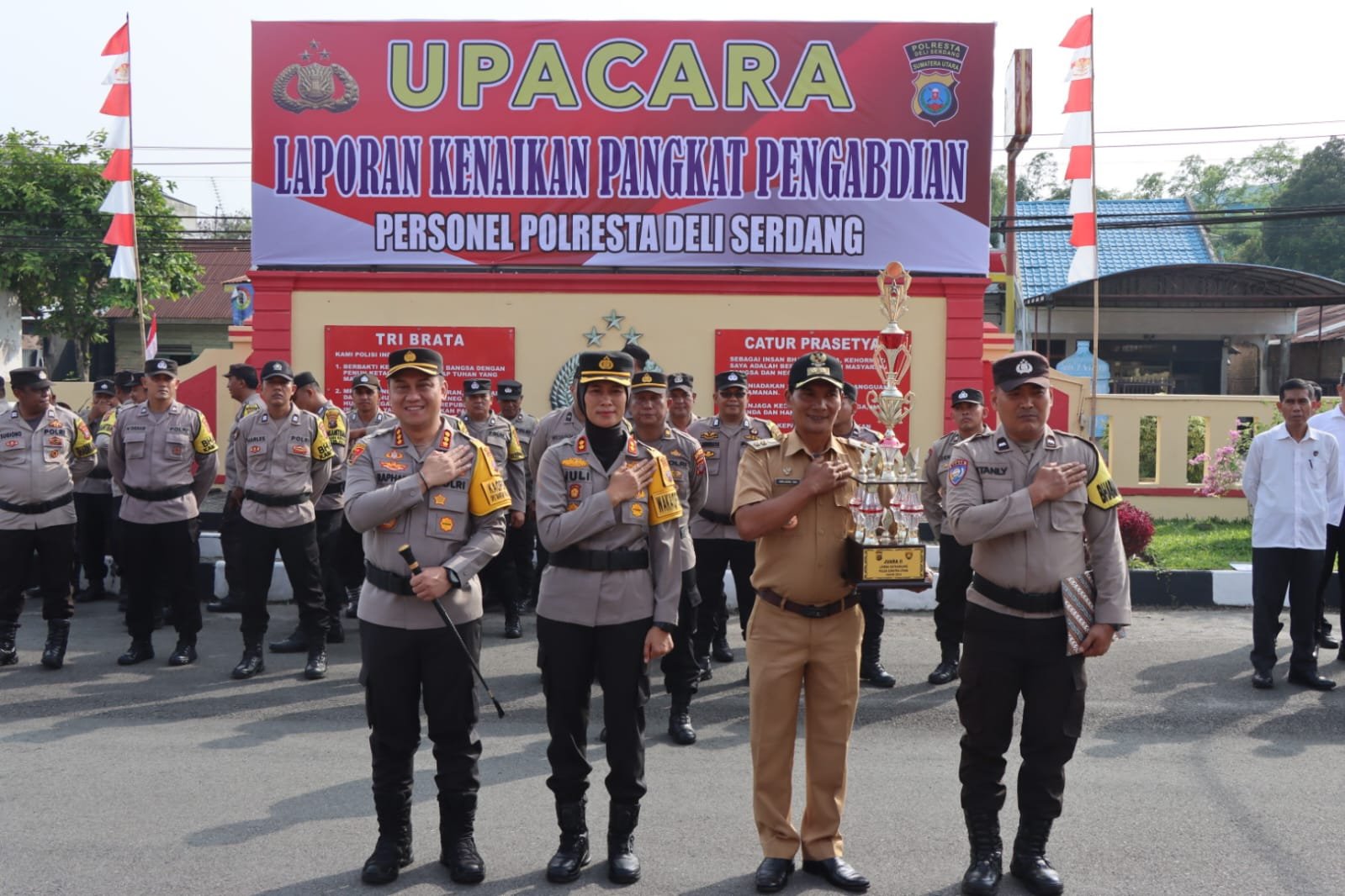 Kapolresta Deli Serdang Berikan Reward Juara 2 Lomba Satkamling. Kapolresta Deli Serdang Berikan Reward Juara 2 Lomba Satkamling.