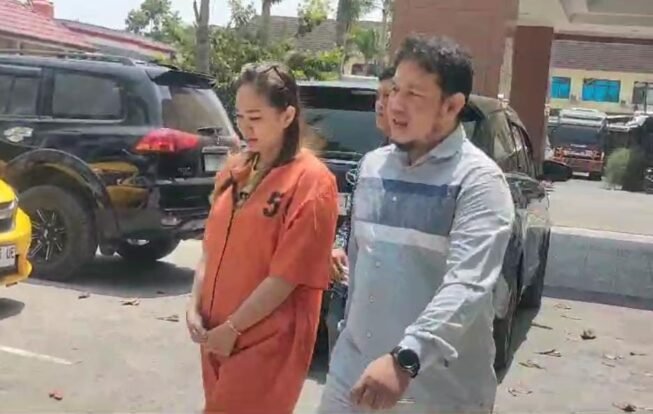 Pakai Baju Tahanan, Ririn Gelapkan Rp1,3 Miliar Uang Distributor Karpet