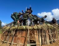 Lestarikan Rumah Tradisional, Satgas Yonif 323 Gotong Royong Bangun Honai