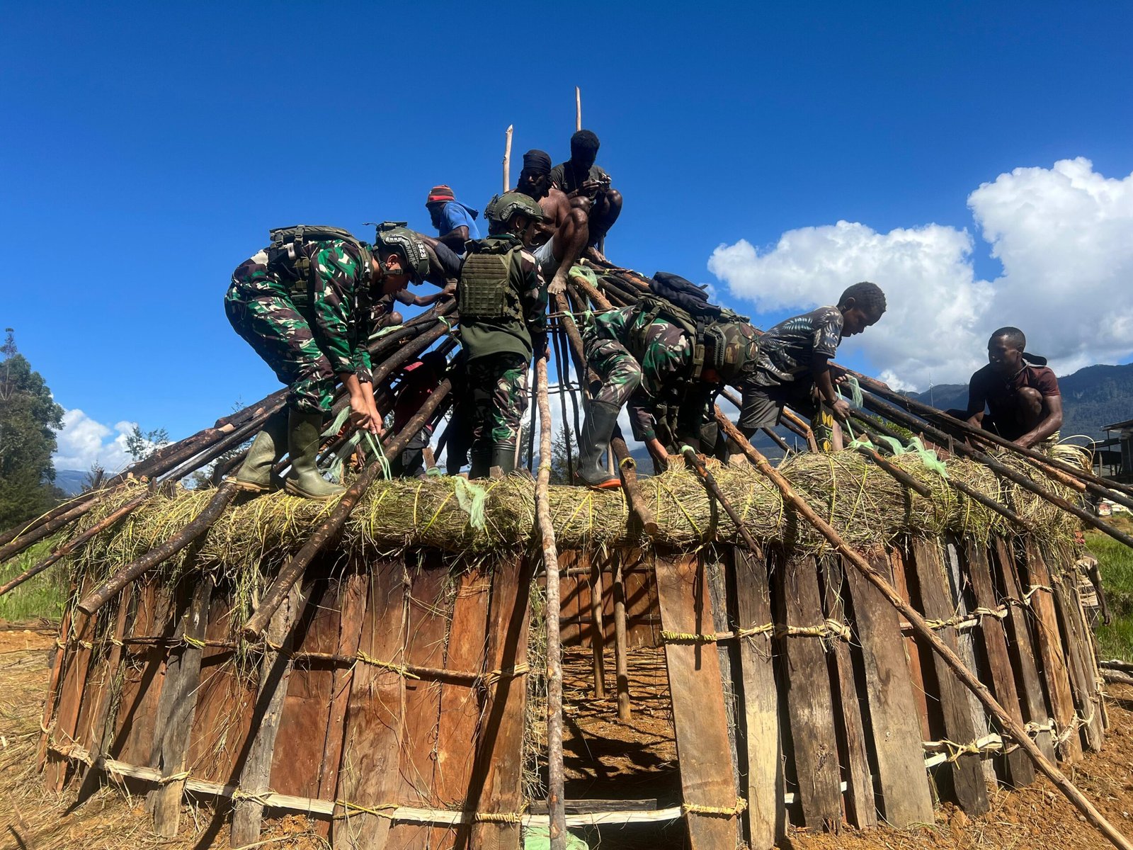 Lestarikan Rumah Tradisional, Satgas Yonif 323 Gotong Royong Bangun Honai Lestarikan Rumah Tradisional, Satgas Yonif 323 Gotong Royong Bangun Honai