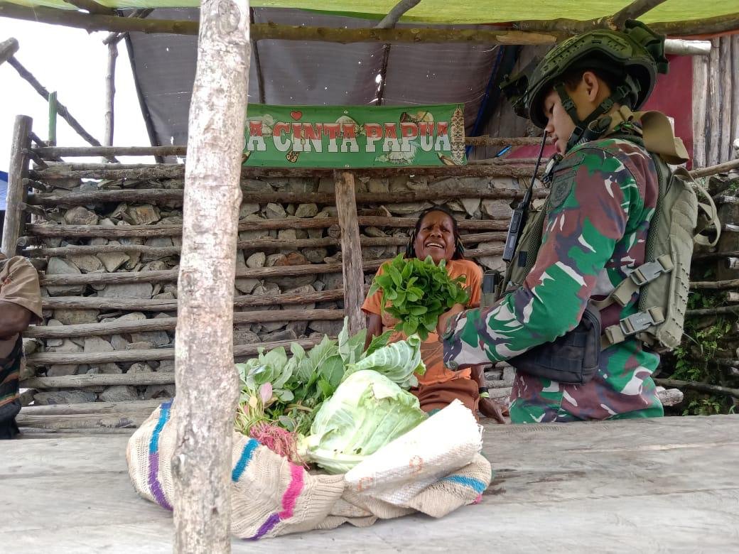 Masyarakat Semakin Bahagia Dengan Kegiatan Rosita Satgas Yonif 323 Buaya Putih