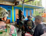 Pererat Silaturahmi, Satgas Yonif 131/Brs Anjangsana Ke Rumah Warga Kampung Ujung Karang