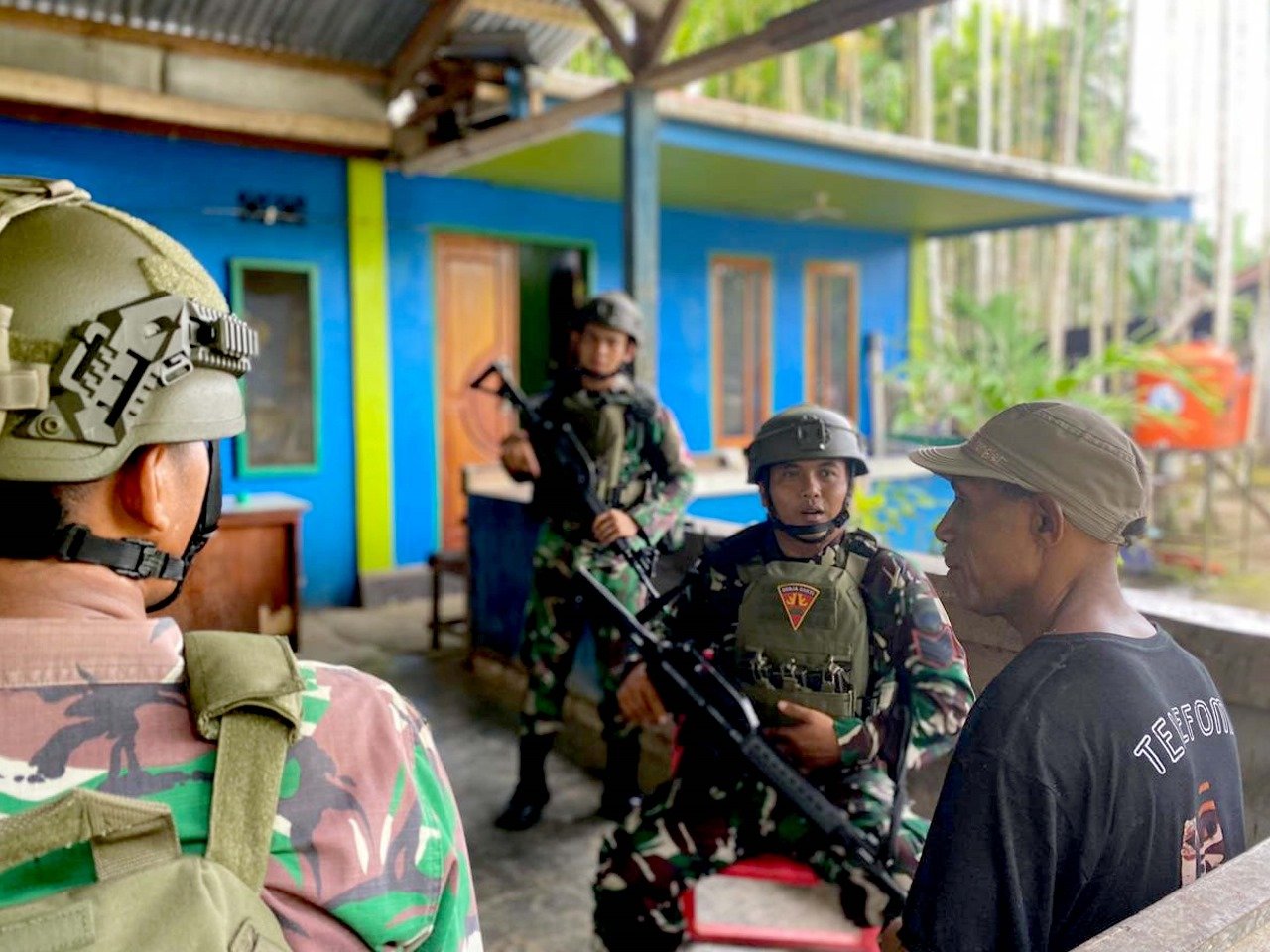 Pererat Silaturahmi, Satgas Yonif 131/Brs Anjangsana Ke Rumah Warga Kampung Ujung Karang
