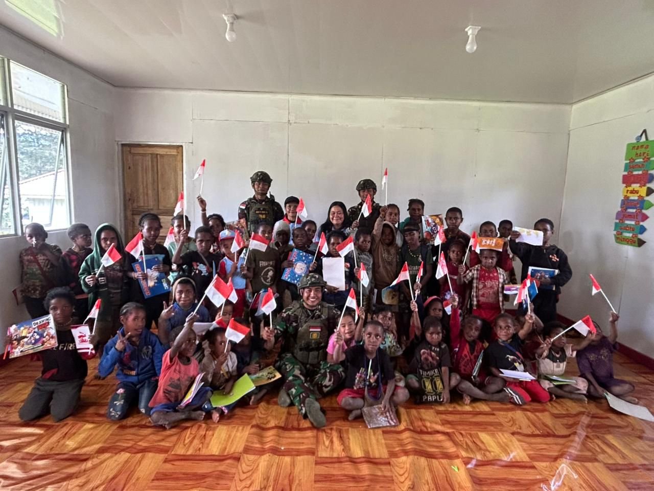 Satgas Yonif 323 Buaya Putih Peduli Pendidikan Anak Pedalaman Papua Satgas Yonif 323 Buaya Putih Peduli Pendidikan Anak Pedalaman Papua