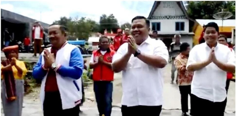 Freddy Situmorang Bacabup & Andreas Simbolon Bacawabup Sambangi Kampung Ulos Huta Raja Huta Marga Simarmata Dosi Raja Freddy Situmorang Bacabup & Andreas Simbolon Bacawabup Sambangi Kampung Ulos Huta Raja Huta Marga Simarmata Dosi Raja