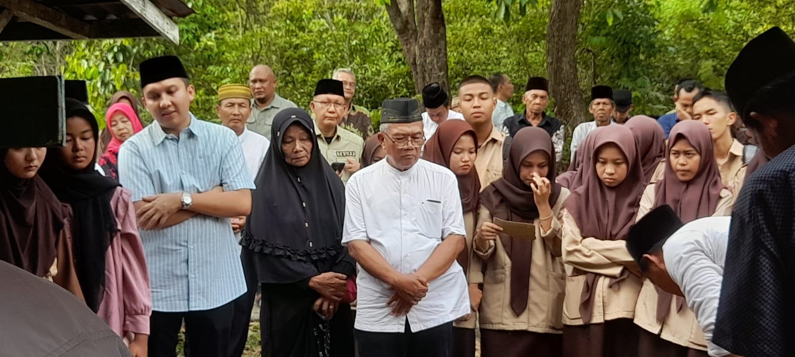 Orang Berjasa boleh dibilang Senior Ilham H Bayumi(uju am)Meng hebukan napas terakhirnya sebelum subuh tadi Orang Berjasa boleh dibilang Senior Ilham H Bayumi(uju am)Meng hebukan napas terakhirnya sebelum subuh tadi