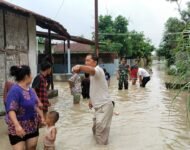 Koramil 05 Batang Kuis Cepat Tanggap Bantu Masyarakat Tergenang Banjir