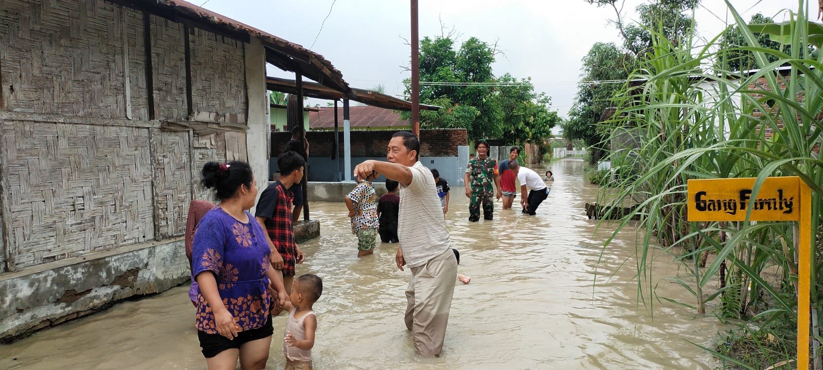 Koramil 05 Batang Kuis Cepat Tanggap Bantu Masyarakat Tergenang Banjir Koramil 05 Batang Kuis Cepat Tanggap Bantu Masyarakat Tergenang Banjir