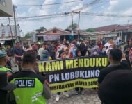 Ratusan Massa Kepung Pengadilan Negeri Lubuk Linggau, Tuntut Tegaknya Keadilan dalam Kasus Pemalsuan Dokumen Tanah PT SKB