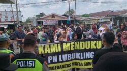 Ratusan Massa Kepung Pengadilan Negeri Lubuk Linggau, Tuntut Tegaknya Keadilan dalam Kasus Pemalsuan Dokumen Tanah PT SKB Ratusan Massa Kepung Pengadilan Negeri Lubuk Linggau, Tuntut Tegaknya Keadilan dalam Kasus Pemalsuan Dokumen Tanah PT SKB