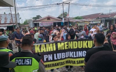 Ratusan Massa Kepung Pengadilan Negeri Lubuk Linggau, Tuntut Tegaknya Keadilan dalam Kasus Pemalsuan Dokumen Tanah PT SKB