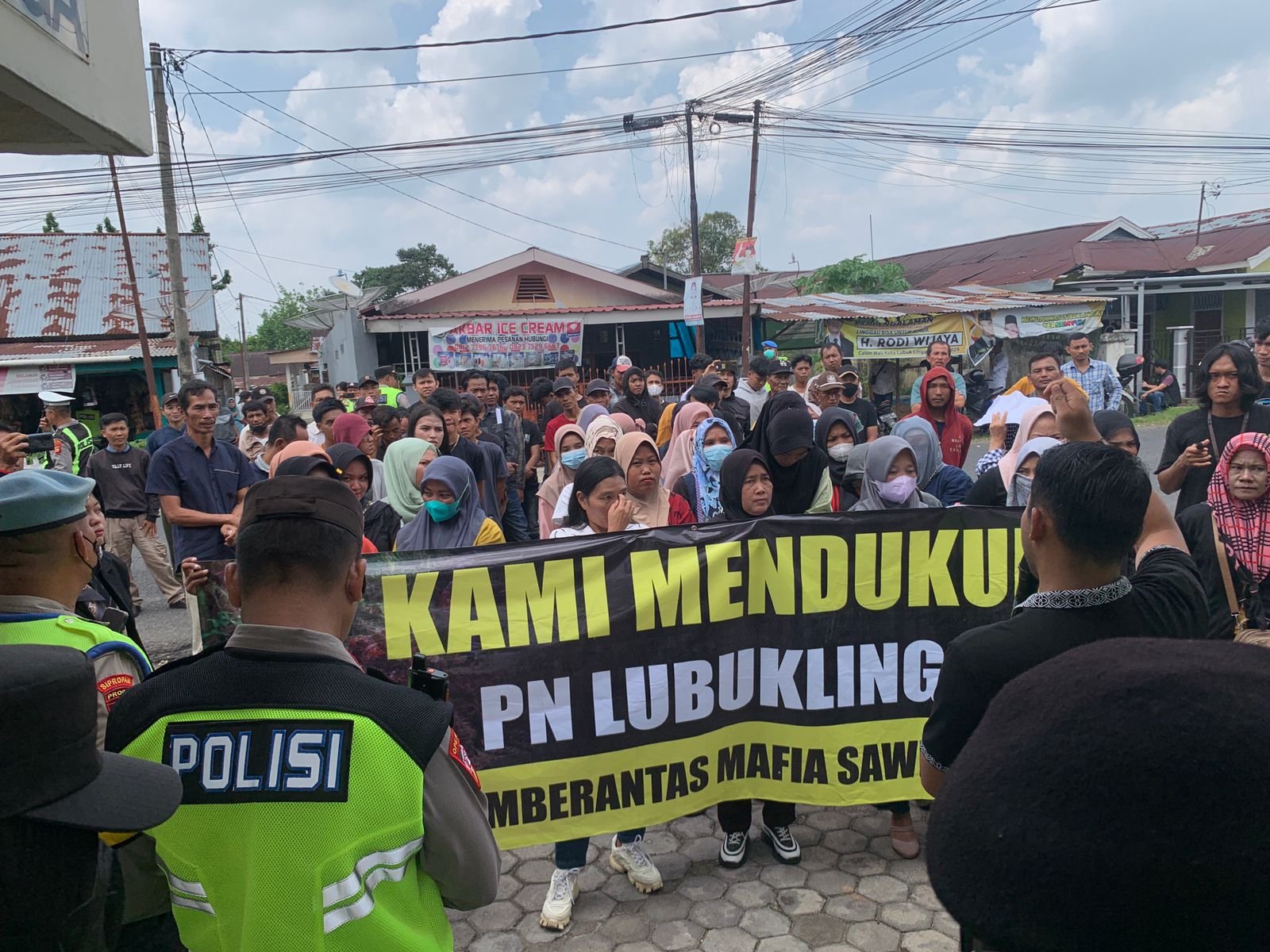 Ratusan Massa Kepung Pengadilan Negeri Lubuk Linggau, Tuntut Tegaknya Keadilan dalam Kasus Pemalsuan Dokumen Tanah PT SKB Ratusan Massa Kepung Pengadilan Negeri Lubuk Linggau, Tuntut Tegaknya Keadilan dalam Kasus Pemalsuan Dokumen Tanah PT SKB