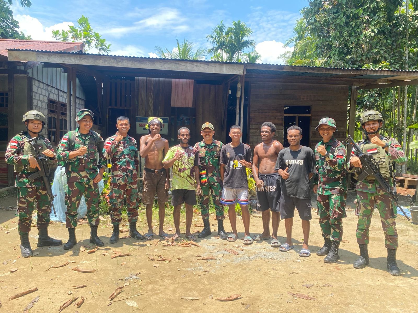 Budayakan Semangat Jiwa Gotong Royong, Satgas Yonif 131/BRS Bantu Masyarakat Membangun Rumah Budayakan Semangat Jiwa Gotong Royong, Satgas Yonif 131/BRS Bantu Masyarakat Membangun Rumah