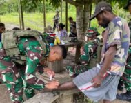 Peduli Terhadap Kesehatan Masyarakat, Satgas Yonif 131/BRS Rutin Melaksanakan Pengobatan Gratis