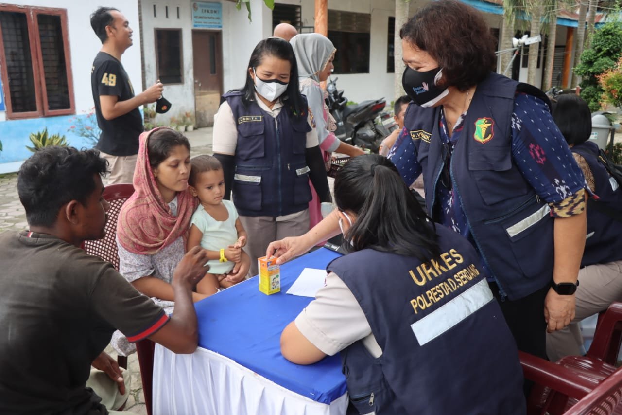 Polresta Deli Serdang Berikan Layanan Kesehatan Kepada Etnis WNA Rohingya Polresta Deli Serdang Berikan Layanan Kesehatan Kepada Etnis WNA Rohingya