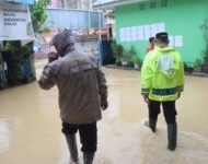 Hujan Deras : Kapolresta Deli Serdang Tinjau Langsung Pemungutan Suara di TPS