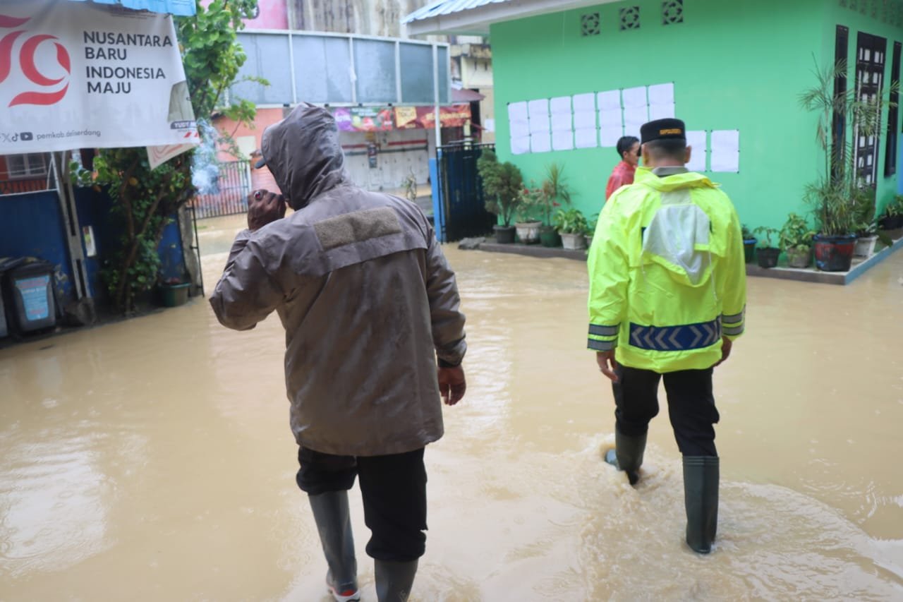 Hujan Deras : Kapolresta Deli Serdang Tinjau Langsung Pemungutan Suara di TPS Hujan Deras : Kapolresta Deli Serdang Tinjau Langsung Pemungutan Suara di TPS