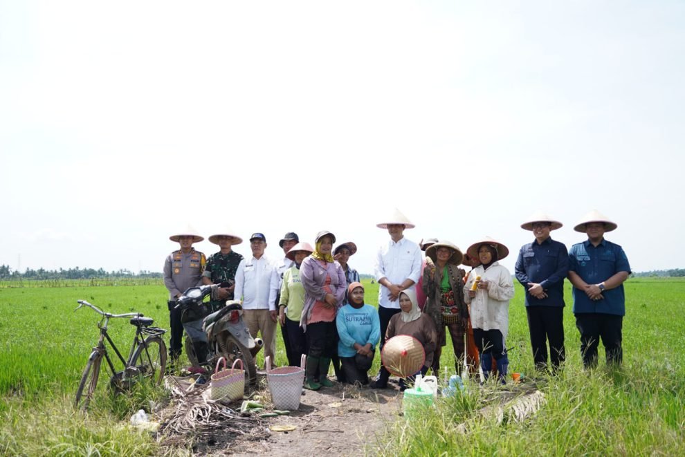 Menteri Transmigrasi Tinjau Kawasan Rencana Pembangunan Transmigrasi Swakarsa Mandiri KTM Telang Banyuasin