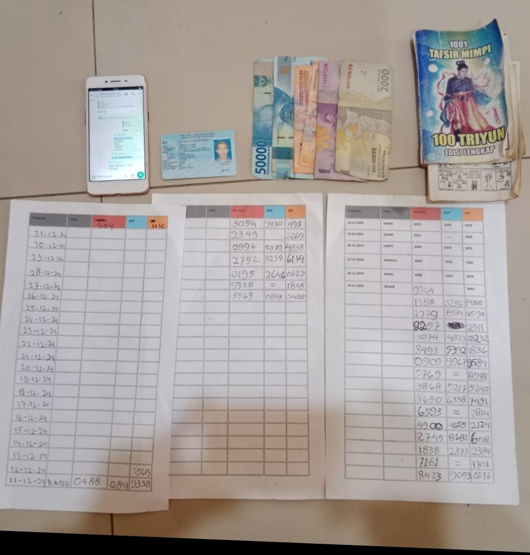 Tukang Tulis Judi Togel Diamankan Polisi Tukang Tulis Judi Togel Diamankan Polisi