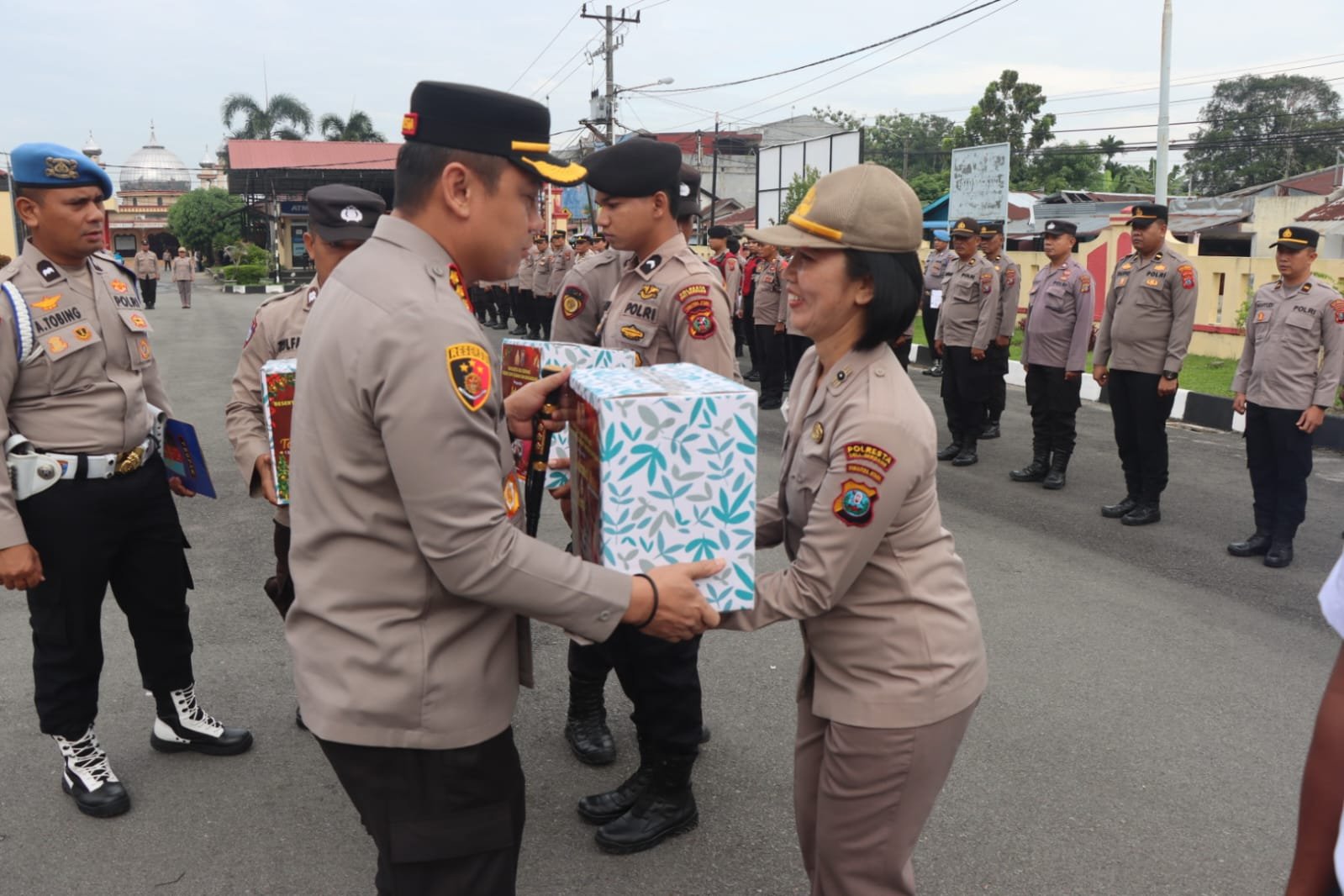 Kapolresta Deli Serdang Pimpin Apel Pimpinan Dan Serahkan Paket Natal kepada Personil Kapolresta Deli Serdang Pimpin Apel Pimpinan Dan Serahkan Paket Natal kepada Personil