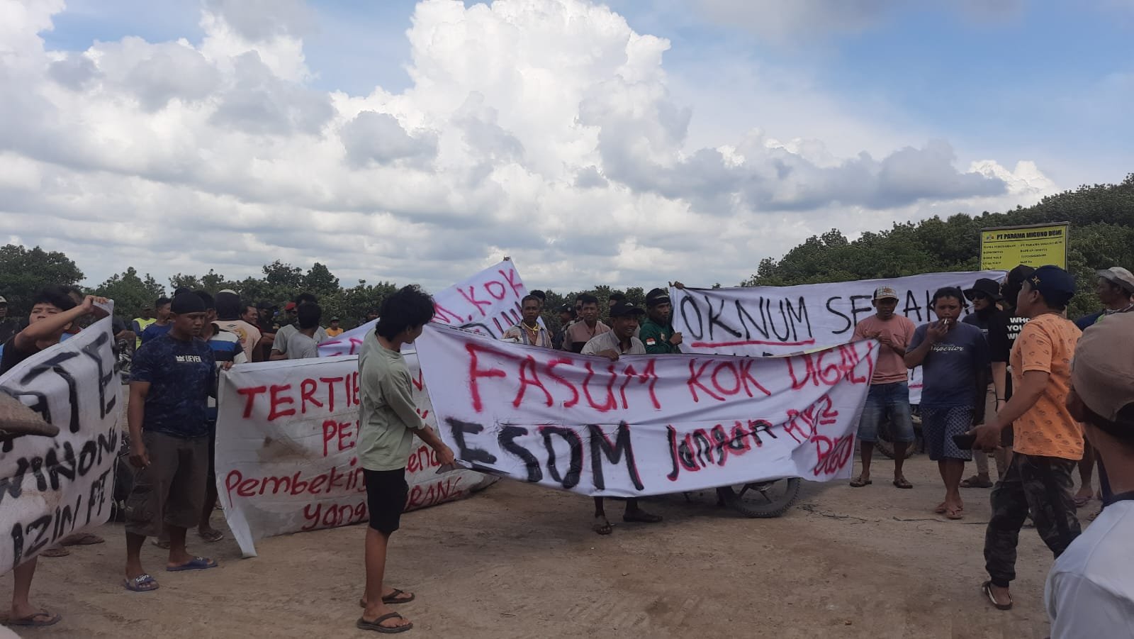 Warga Demonstrasi, Melawan Arogansi Perusahaan Tambang Galian C di Desa Winong, Ngampel, Kabupaten Kendal