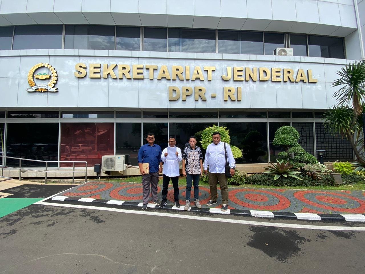 Fasum Jalan Desa Winong Diblokade, Sejumlah Warga Laporkan Oknum Polisi Kombespol FSS ke Propam Polri Fasum Jalan Desa Winong Diblokade, Sejumlah Warga Laporkan Oknum Polisi Kombespol FSS ke Propam Polri