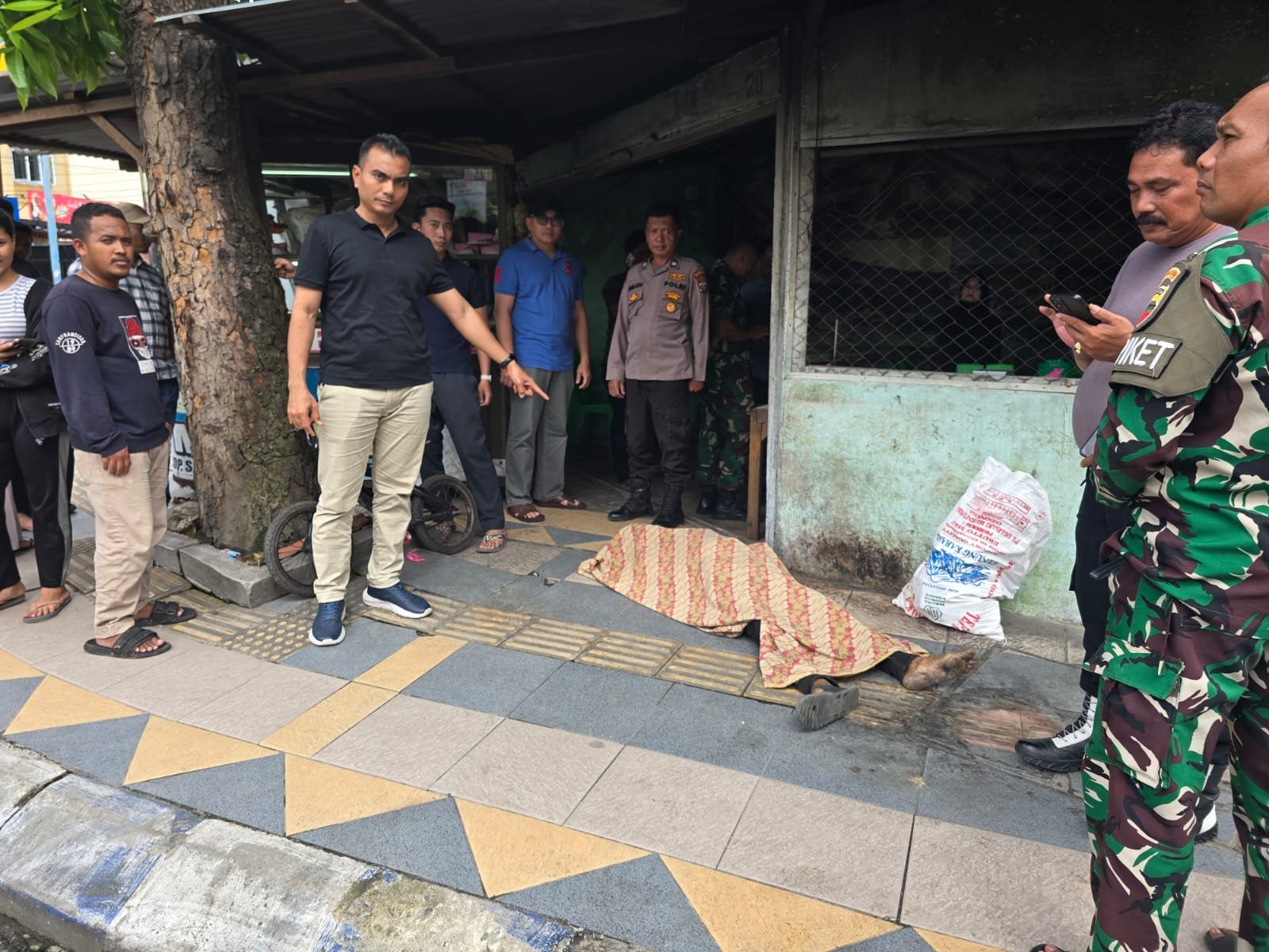Pria Uzur Ditemukan TPria Uzur Ditemukan Tewas Di Pelataran Rumah Makan Pria Uzur Ditemukan TPria Uzur Ditemukan Tewas Di Pelataran Rumah Makan
