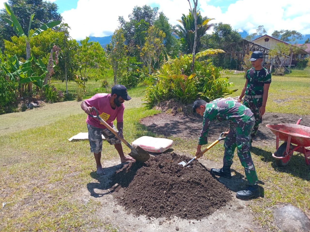 Satgas Yonif 641/Bru Giat Pembersihan Dan Renovasi Gereja Di Apapsili