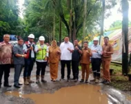 Sidak Jalan Rusak, Wabup Sumarni Minta PT DBU Segera Perbaiki Sebelum Lebaran