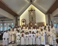 Mgr Avien Bersama RD Silvester Joko Merayakan 25 Tahun Menjadi Imam