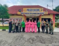 Polsek Galang Beserta Koramil 18/Galang Bagi Bagi Takjil Di Bulan Suci Ramadhan