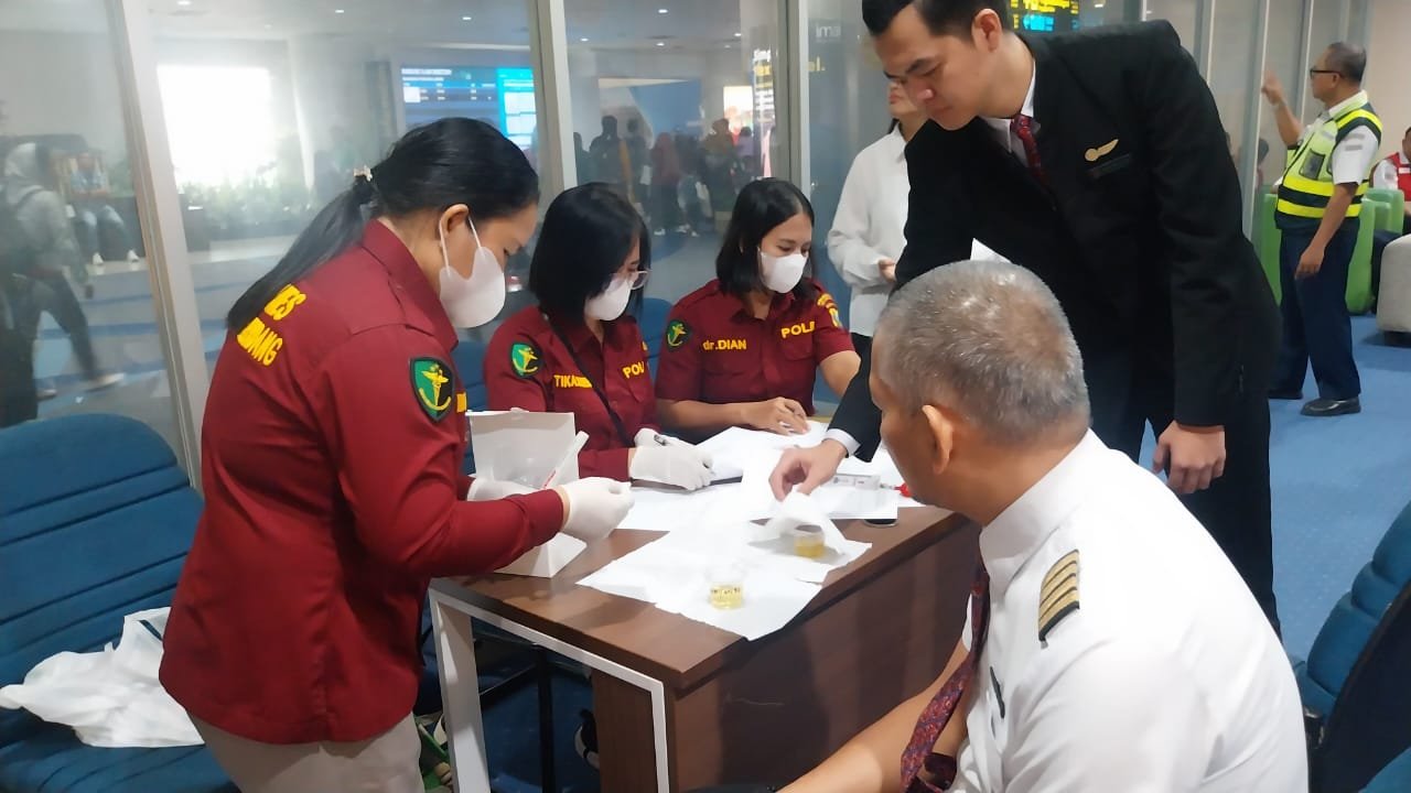 Polresta Deli Serdang Tes Urine Terhadap Awak Maskapai Penerbangan Dan Masinis Di Bandara KNIA Polresta Deli Serdang Tes Urine Terhadap Awak Maskapai Penerbangan Dan Masinis Di Bandara KNIA