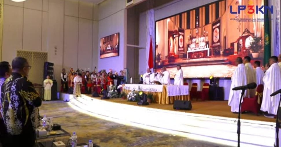 Mgr. Paskalis Bruno Syukur, OFM dan Mgr. Valentinus Saeng, CP Buka Munas III LP3KN