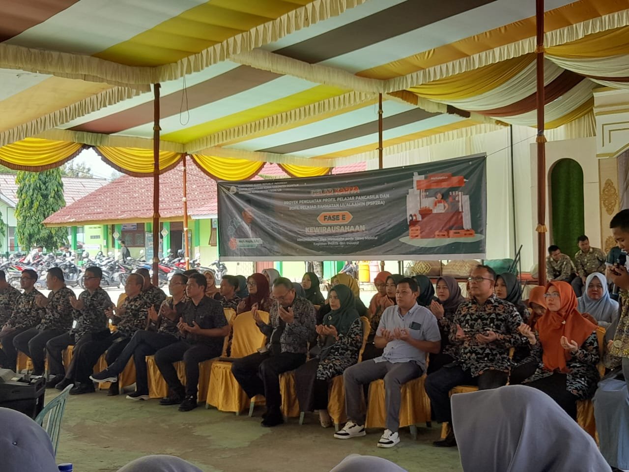 Kepsek SMAN 1 Salatiga kecamatan Indralaya Kabupaten Ogan Ilir Menggelar Karya Menumbuhkan Jiwa Wirausaha Pada Siswa melalui Kegiatan Praktis dan Enovatif Kepsek SMAN 1 Salatiga kecamatan Indralaya Kabupaten Ogan Ilir Menggelar Karya Menumbuhkan Jiwa Wirausaha Pada Siswa melalui Kegiatan Praktis dan Enovatif