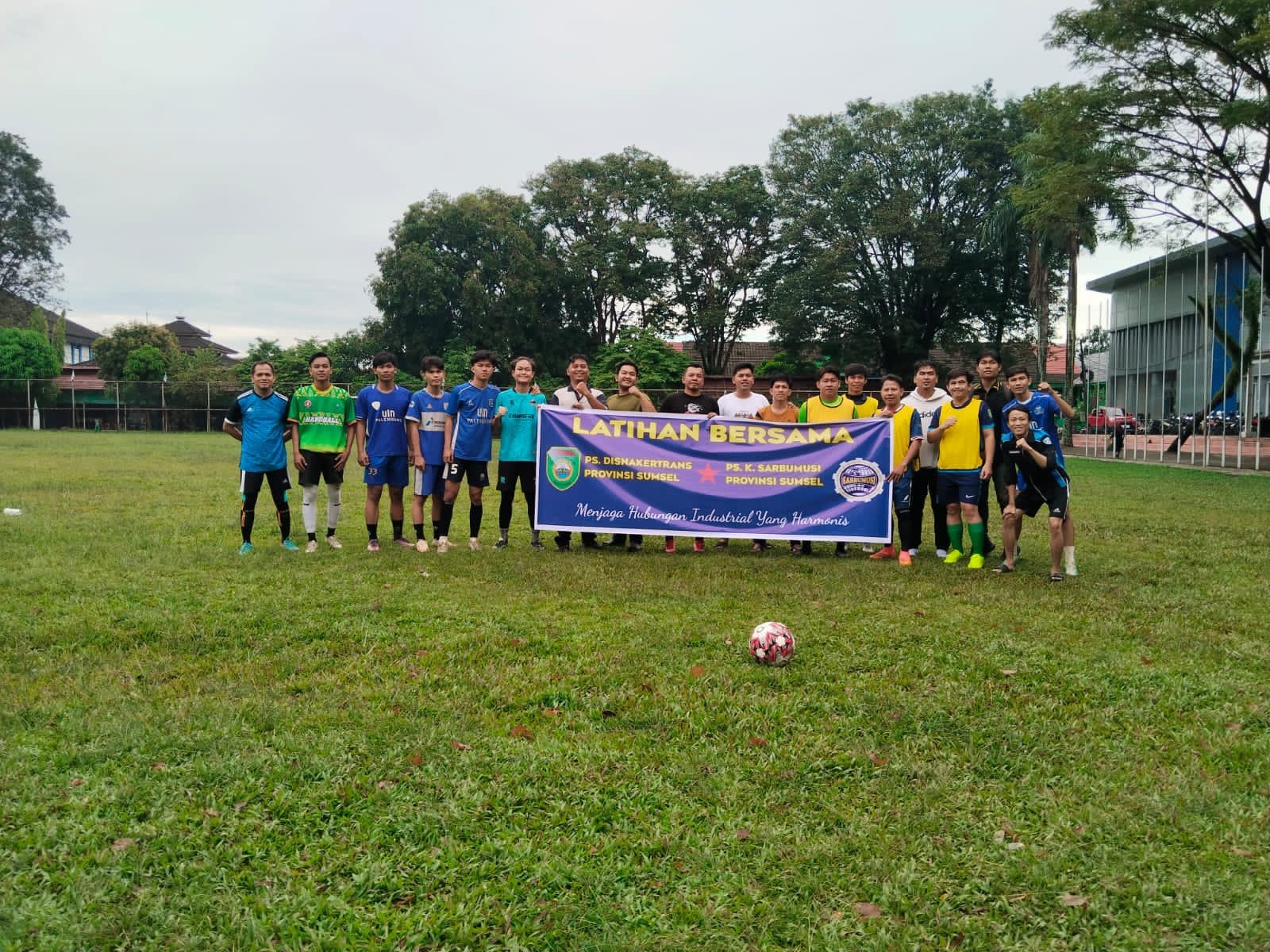Latihan Bersama PS. Disnakertrans Provinsi Sumsel dengan PS.K.Sarbumisi Provinsi Sumsel Latihan Bersama PS. Disnakertrans Provinsi Sumsel dengan PS.K.Sarbumisi Provinsi Sumsel