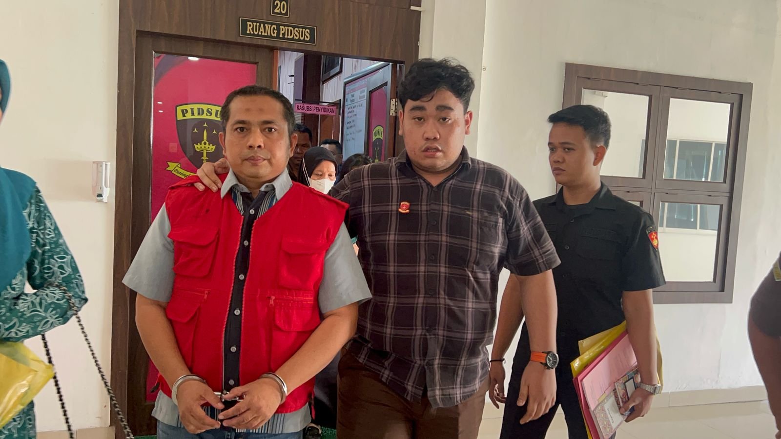 Kejari Deli Serdang Tahan Kadispora Dan Bendahara Kasus Korupsi 611 Juta Kejari Deli Serdang Tahan Kadispora Dan Bendahara Kasus Korupsi 611 Juta