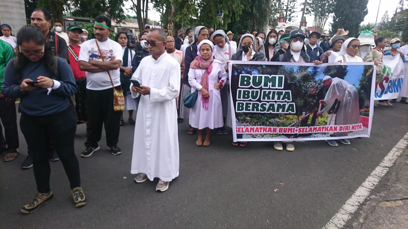Aksi Damai Umat Katolik Kevikepan Bajawa dalam Peringatan Hari Lingkungan Hidup Sedunia Aksi Damai Umat Katolik Kevikepan Bajawa dalam Peringatan Hari Lingkungan Hidup Sedunia