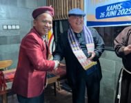 Pengukuhan pengurus baru Forkoma PMKRI Samosir yang dipimpin oleh Filipi Simarmata di Coffee Shop Huta Raya, Samosir, Kamis (26/6/2025)