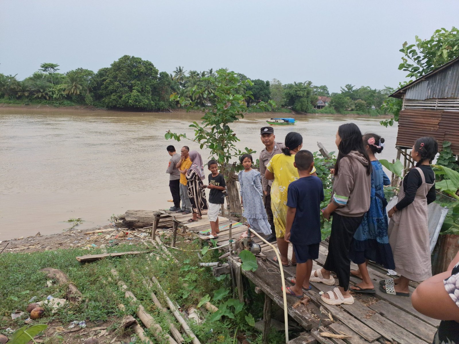 Polsek Tanjung Raja Memberi Himbauwan Munculnya Buaya di Sungai Ogan, Lokasi di Sungai Rotan Polsek Tanjung Raja Memberi Himbauwan Munculnya Buaya di Sungai Ogan, Lokasi di Sungai Rotan