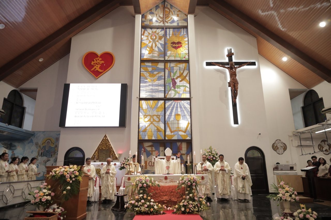 Perayaan Syukur 100 Tahun Gereja Katolik Paroki Hati Kudus Palembang : Peziarahan dan Pengharapan Dengan Semangat Hati Yang Terbuka Perayaan Syukur 100 Tahun Gereja Katolik Paroki Hati Kudus Palembang : Peziarahan dan Pengharapan Dengan Semangat Hati Yang Terbuka