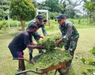 Satgas Yonif 131/Brajasakti dan Warga Gotong Royong Bersihkan Gereja Mahanaim di Perbatasan Papua