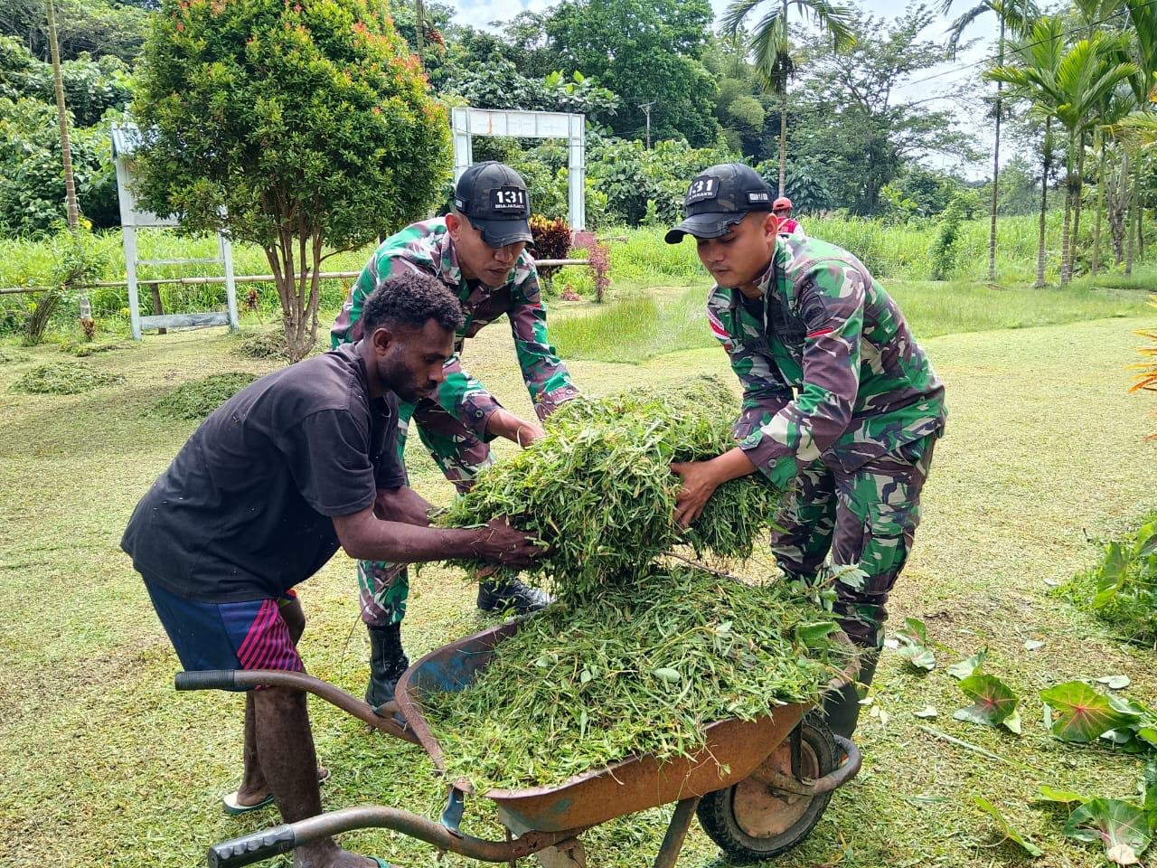 Satgas Yonif 131/Brajasakti dan Warga Gotong Royong Bersihkan Gereja Mahanaim di Perbatasan Papua Satgas Yonif 131/Brajasakti dan Warga Gotong Royong Bersihkan Gereja Mahanaim di Perbatasan Papua