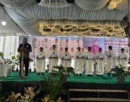 Ditjen Bimas Katolik Kemenag RI Beri Bantuan Alat Misa Kepada 8 Imam Tertahbis 