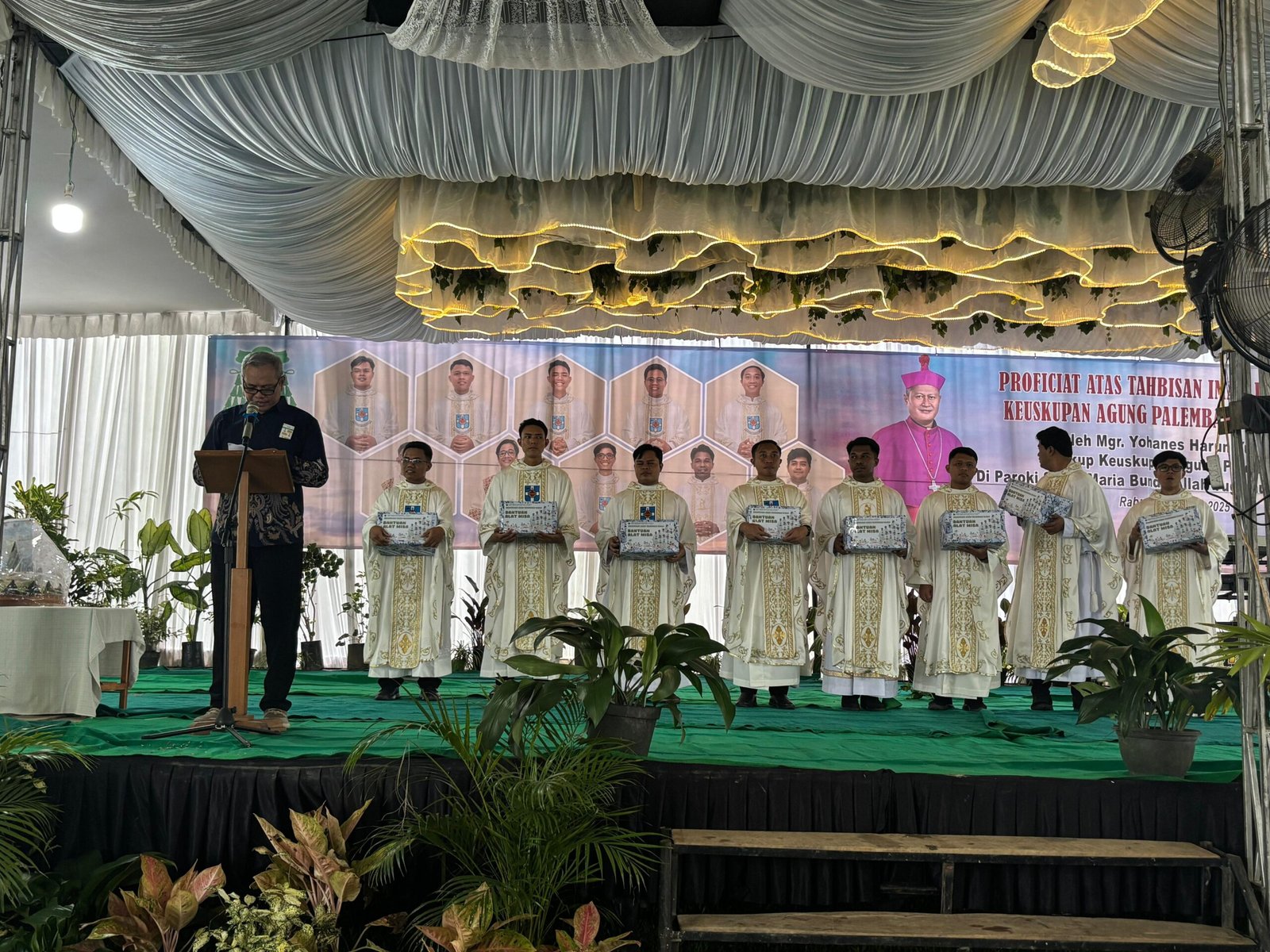 Ditjen Bimas Katolik Kemenag RI Beri Bantuan Alat Misa Kepada 8 Imam Tertahbis Ditjen Bimas Katolik Kemenag RI Beri Bantuan Alat Misa Kepada 8 Imam Tertahbis