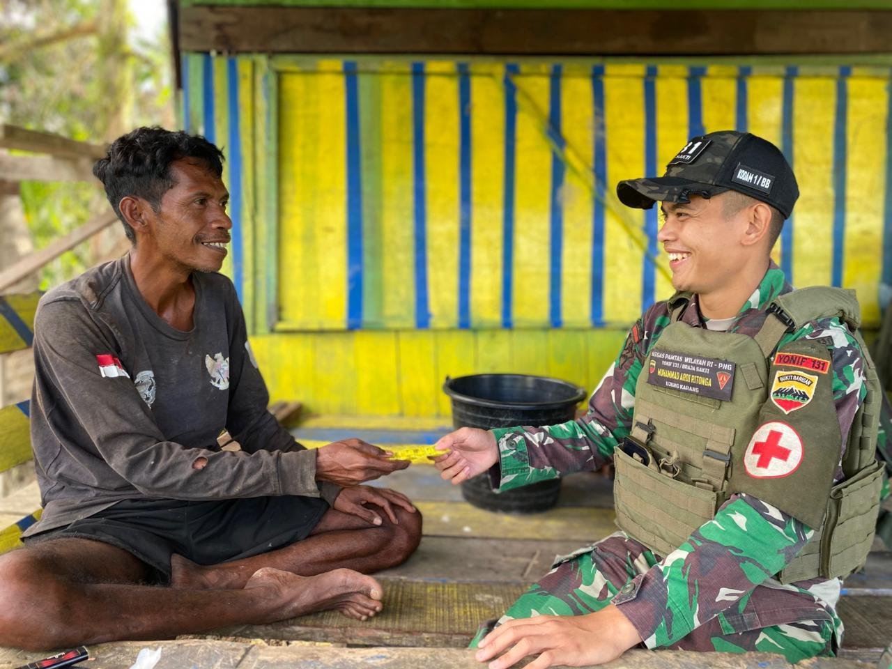 Satgas Yonif 131/Brajasakti Berikan Pelayanan Kesehatan di Kampung Pikere, Perbatasan Papua