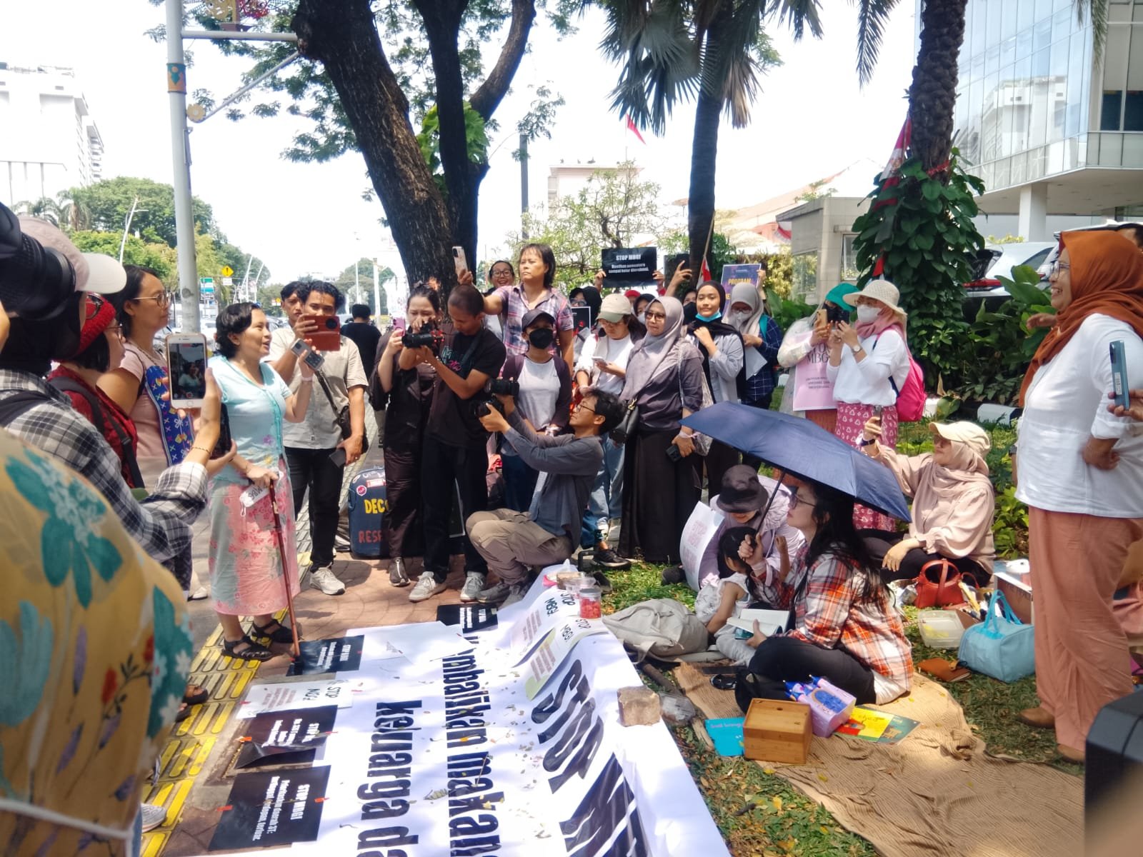 Aksi Suara Ibu Indonesia dan Jaringan Desak Hentikan MBG: Anak Kita Layak Pangan Aman
